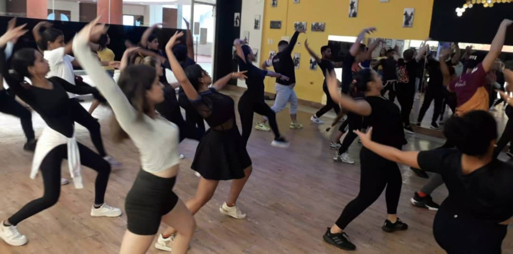 Cuerpo de baile en formación fin de semana
