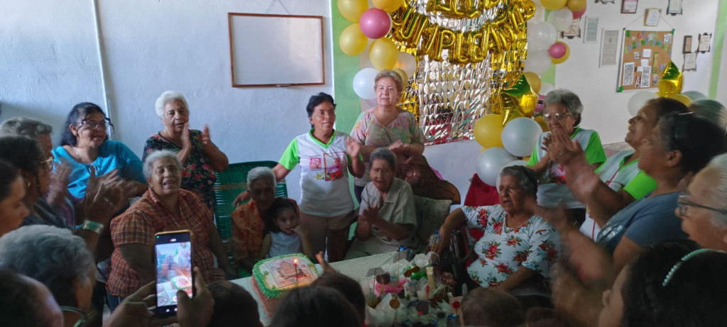 Cantando el feliz cumpleaños