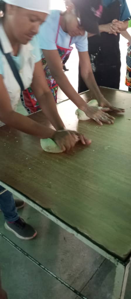 Mujeres amasando la masa para los golfeados