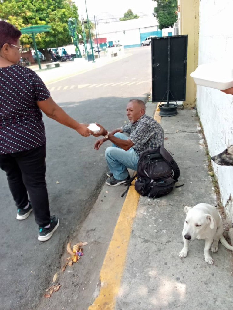 entrega de almuerzo a abuelo