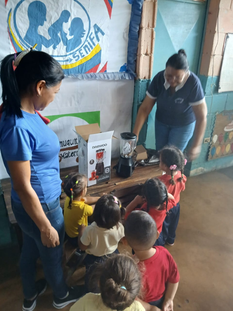 Entrega de donativo en el multihogar