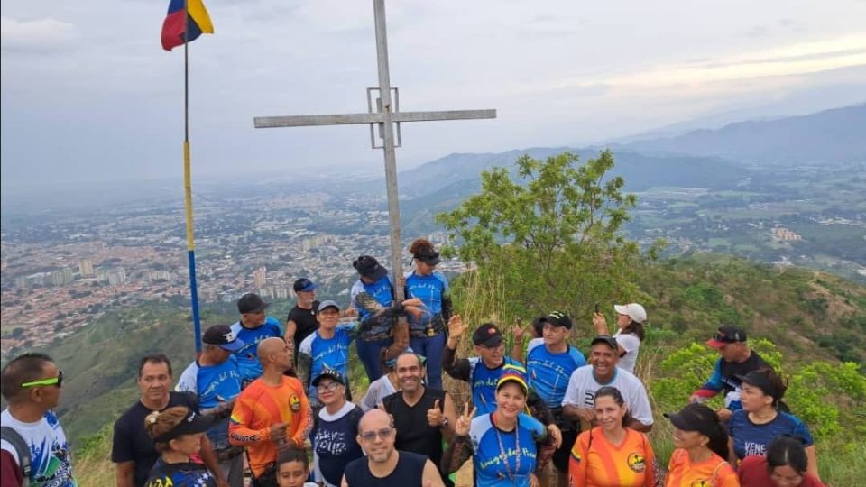 Amigos del Picacho izan una nueva bandera