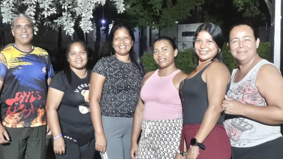 Padres se unen a la Banda Show Ángeles de Fuego como equipo de logística