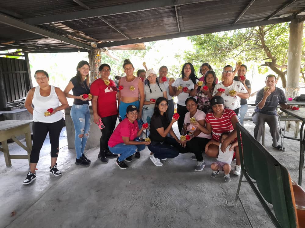 Madres Organizadas une a la comunidad con un taller elaboración de adornos navideños lleno de creatividad