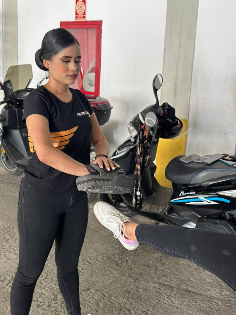 La A.C Deportiva de Taekwondo Los Aviadores capacitan a tripulantes de vuelo en defensa personal