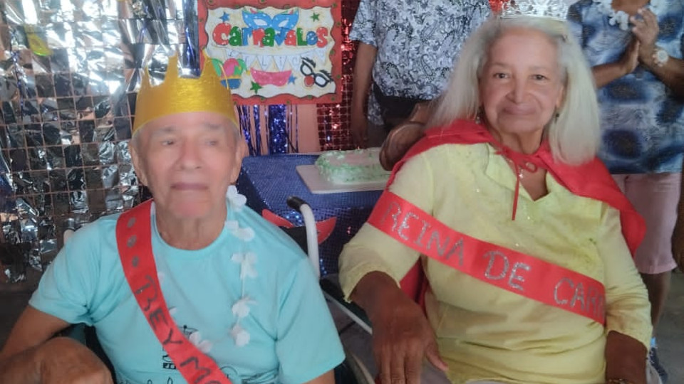 Fundación Isaac Sarmiento Festeja Carnaval y Cumpleaños con su Círculo de Abuelos