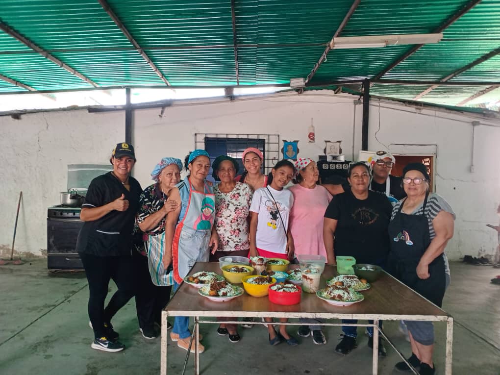El Fogón del Renacer: Abuelas que Cocinan, Tejen y Oran Juntas