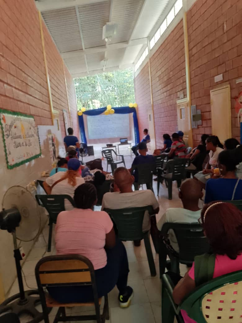 Comunidad La Marturetera conoce los detalles del proyecto para reparar su Escuela