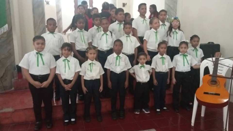 Coro "Los Luceritos" de Fundación Mundo de Esperanza Anima Misa en Honor a María Rosa Mística