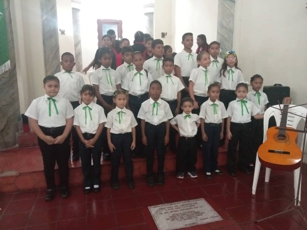 Coro "Los Luceritos" de Fundación Mundo de Esperanza Anima Misa en Honor a María Rosa Mística