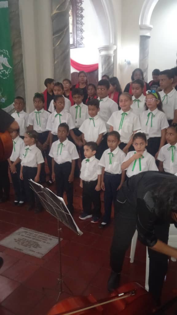 Coro "Los Luceritos" de Fundación Mundo de Esperanza Anima Misa en Honor a María Rosa Mística