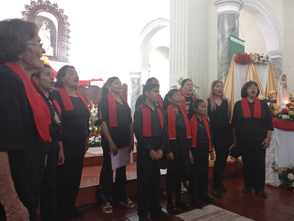 Coro "Los Luceritos" de Fundación Mundo de Esperanza Anima Misa en Honor a María Rosa Mística