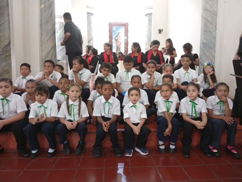 Coro "Los Luceritos" de Fundación Mundo de Esperanza Anima Misa en Honor a María Rosa Mística