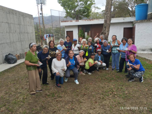 Abuelos y abuelas de Caracas moldearon vínculos y memorias en un taller de barro