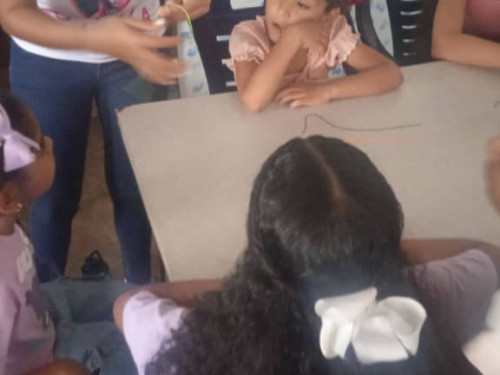 Niñas de Calabozo crearon sus propios accesorios en un taller lleno de creatividad y alegría