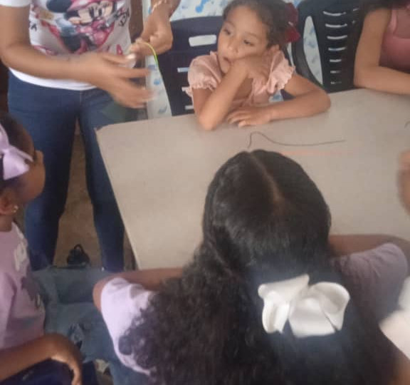 Niñas de Calabozo crearon sus propios accesorios en un taller lleno de creatividad y alegría