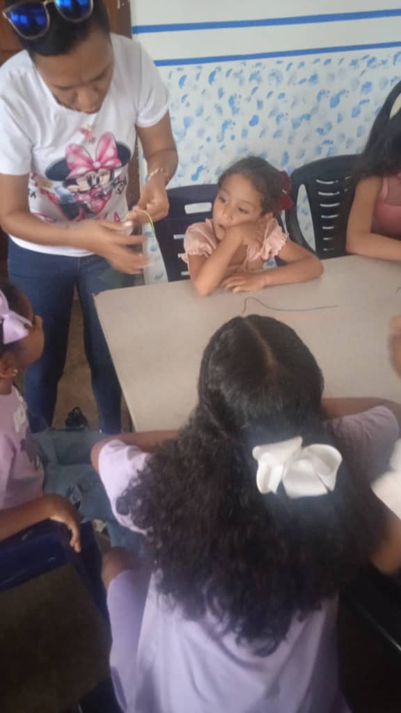 Niñas de Calabozo crearon sus propios accesorios en un taller lleno de creatividad y alegría