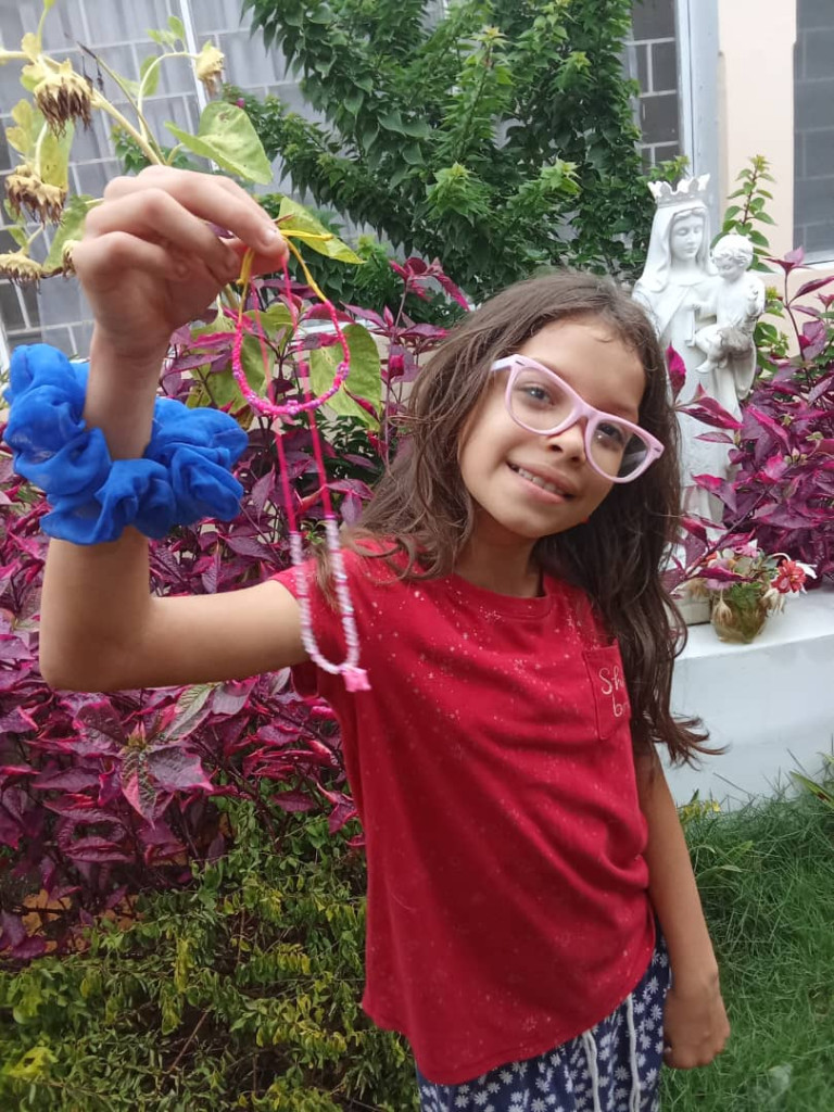 Niñas de Calabozo crearon sus propios accesorios en un taller lleno de creatividad y alegría