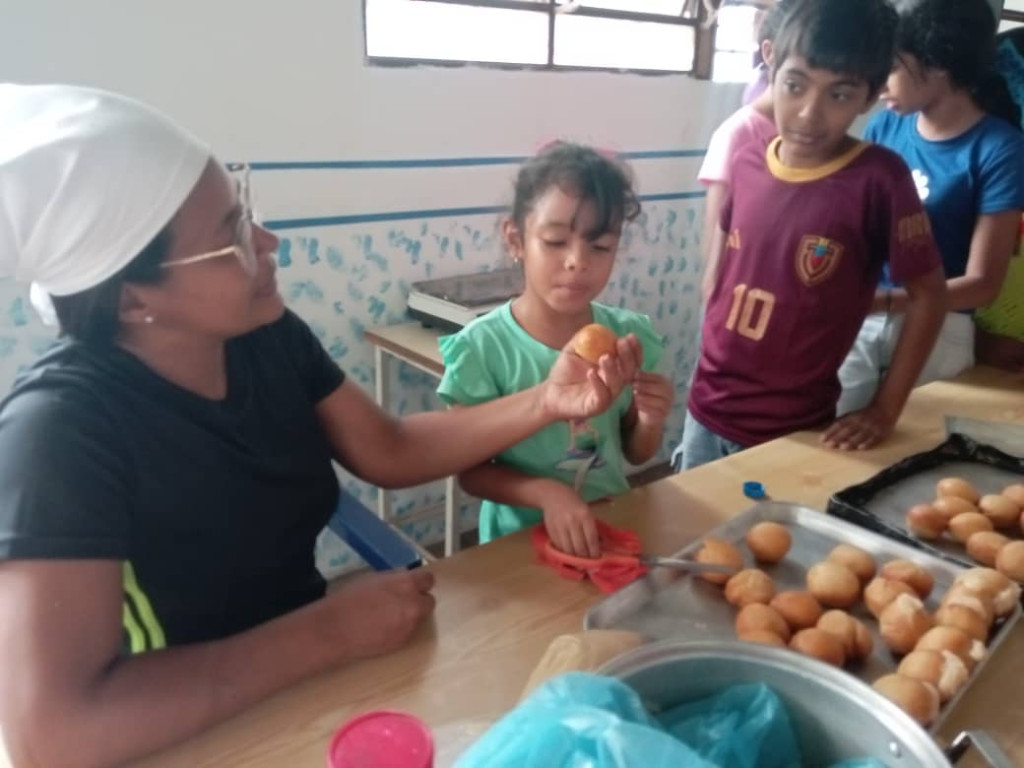 Niños y jóvenes de Calabozo endulzaron su aprendizaje con curso de repostería