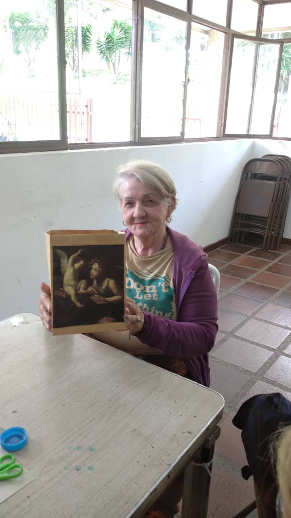 Taller de elaboración y decoración de bolsas de papel impulsa la conciencia ecológica en La Pastora