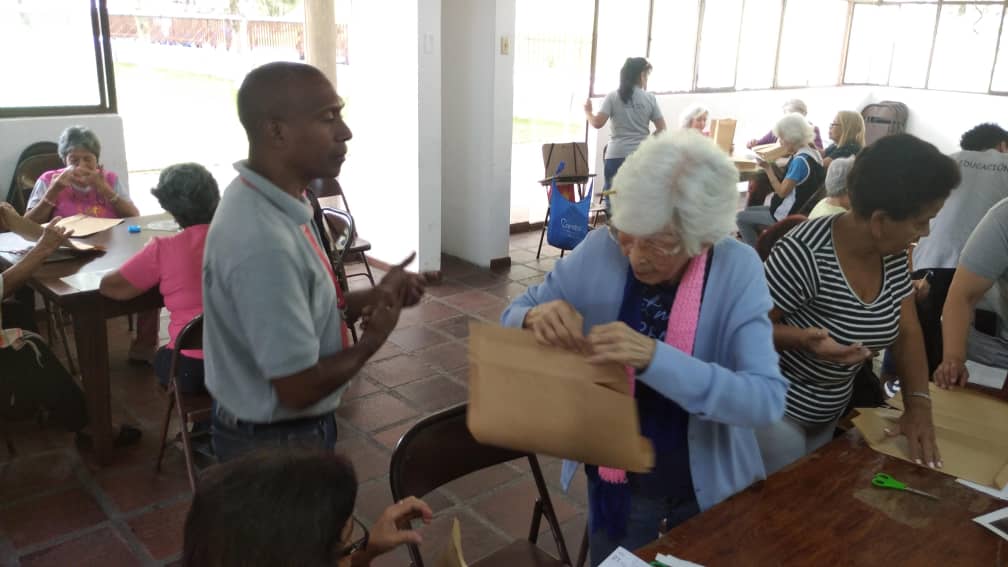 Taller de elaboración y decoración de bolsas de papel impulsa la conciencia ecológica en La Pastora