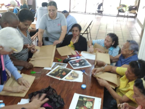 Taller de elaboración y decoración de bolsas de papel impulsa la conciencia ecológica en La Pastora