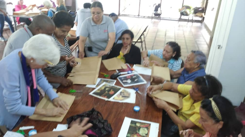 Taller de elaboración y decoración de bolsas de papel impulsa la conciencia ecológica en La Pastora