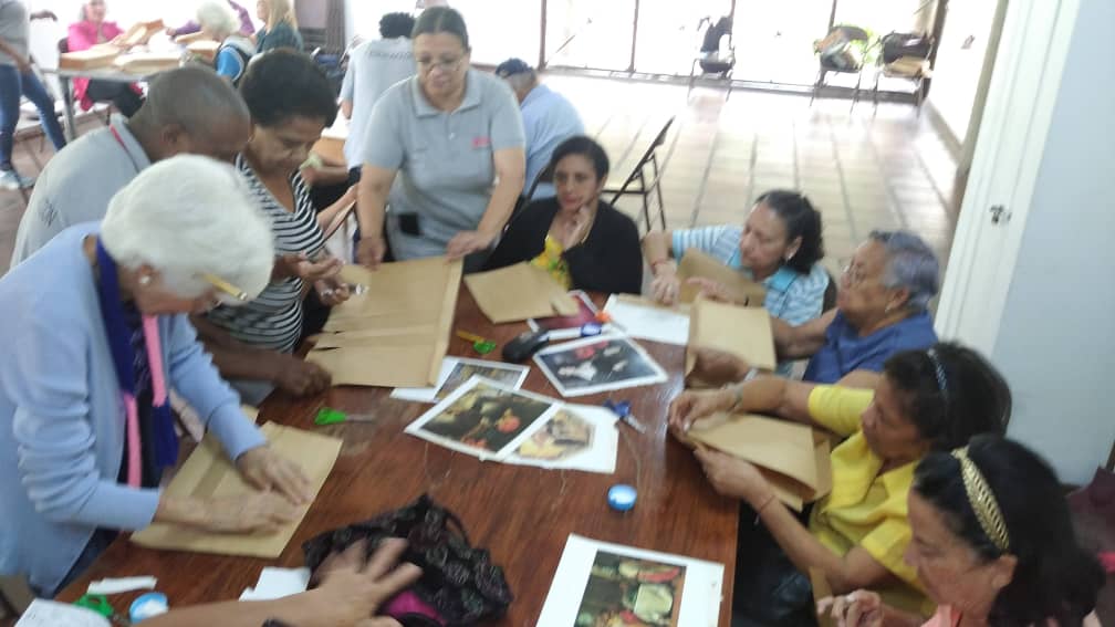 Taller de elaboración y decoración de bolsas de papel impulsa la conciencia ecológica en La Pastora