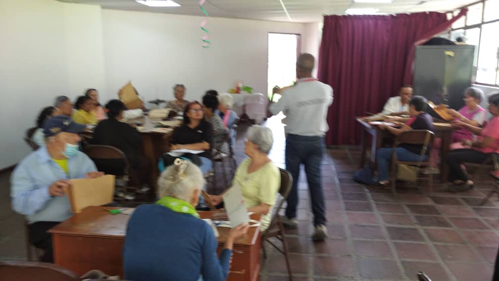 Taller de elaboración y decoración de bolsas de papel impulsa la conciencia ecológica en La Pastora