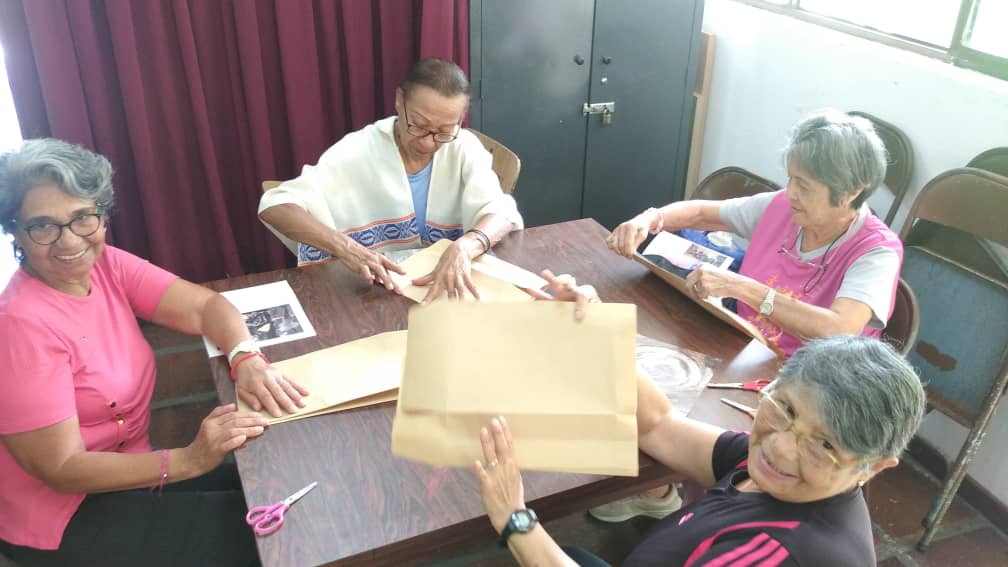 Taller de elaboración y decoración de bolsas de papel impulsa la conciencia ecológica en La Pastora
