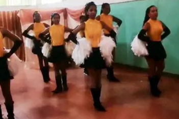 Banda Show Ángeles de Fuego Rinde Homenaje a la Cultura de Cumaná en Aniversario de Escuela Técnica