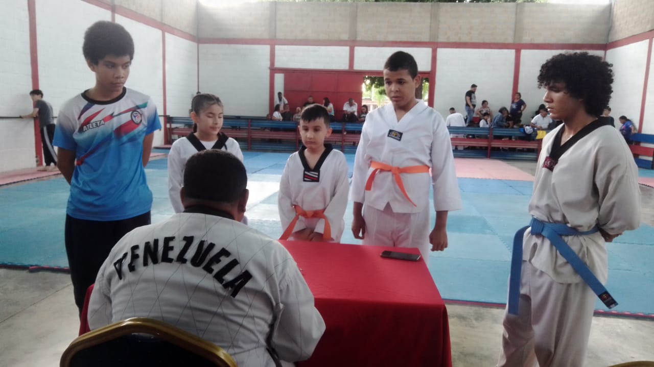 Atletas de la Asociación Civil Deportiva de Taekwondo Los Aviadores Logran Ascenso de Grado en Maracay