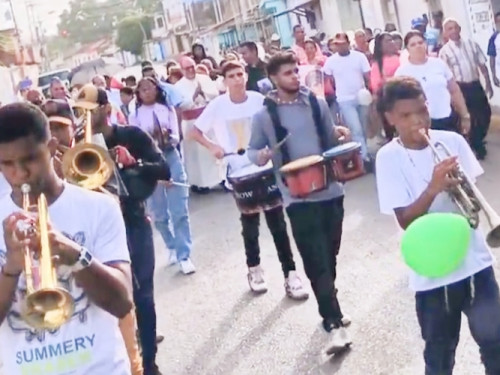 La Banda Show Ángeles de Fuego Acompaña el Recibimiento del Nuevo Arzobispo de Cumaná
