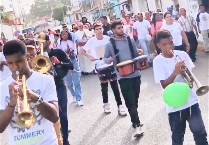 La Banda Show Ángeles de Fuego Acompaña el Recibimiento del Nuevo Arzobispo de Cumaná