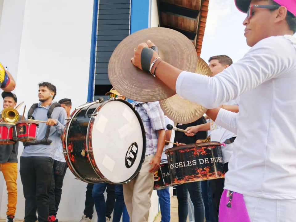 La Banda Show Ángeles de Fuego Acompaña el Recibimiento del Nuevo Arzobispo de Cumaná