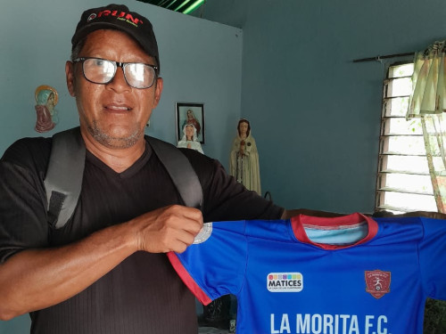 La Morita del Futuro Impulsa el Deporte con una Valiosa Donación de Franelas