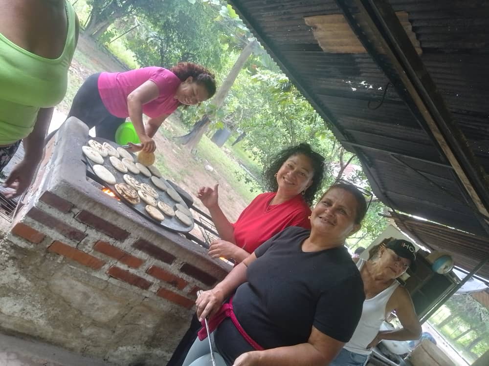 El Círculo de Abuelos "Eterna Juventud" Festeja con Sabor el Día de la Arepa