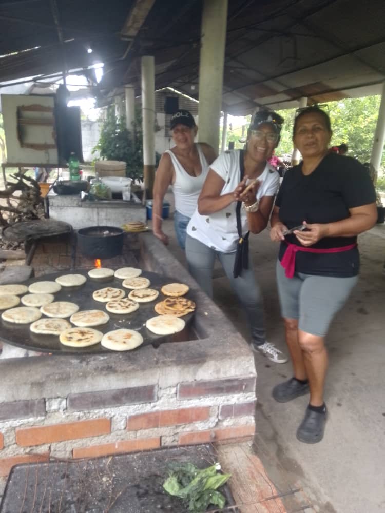 El Círculo de Abuelos "Eterna Juventud" Festeja con Sabor el Día de la Arepa