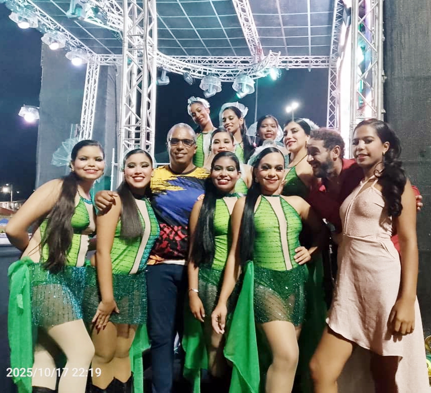 Ángeles de Fuego deslumbró en la coronación de la reina de Marigüitar