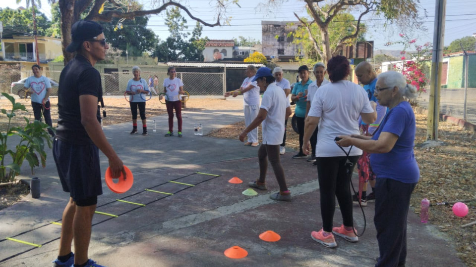 Bienestar en Movimiento: Fundación Los Aviadores promueve salud en adultos mayores de Valle Verde