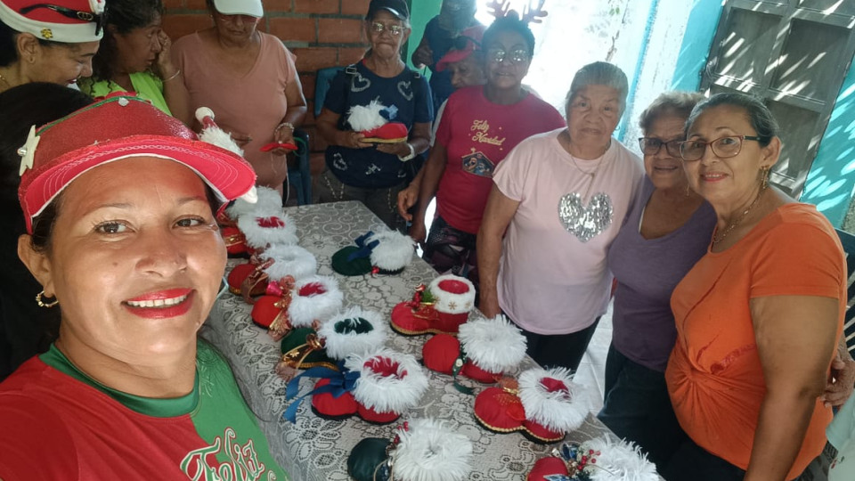 Círculo de Abuelos "Eterna Juventud" promueve la integración a través de la artesanía navideña.