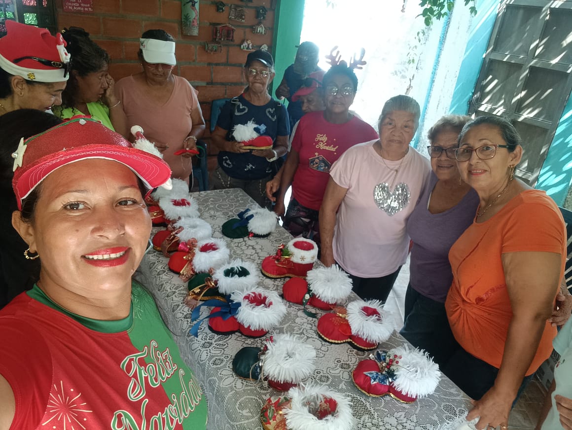 Círculo de Abuelos "Eterna Juventud" promueve la integración a través de la artesanía navideña.