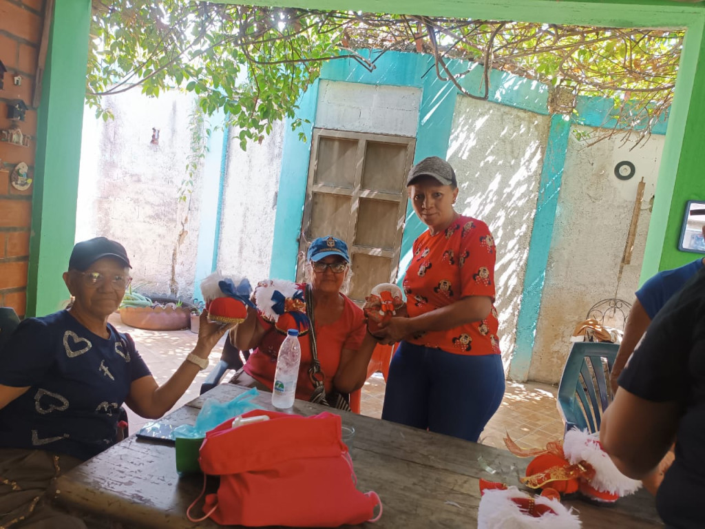 Círculo de Abuelos "Eterna Juventud" promueve la integración a través de la artesanía navideña.