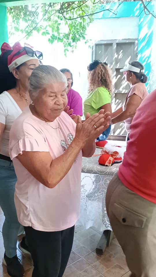 Círculo de Abuelos "Eterna Juventud" promueve la integración a través de la artesanía navideña.
