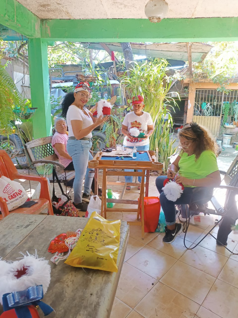 Círculo de Abuelos "Eterna Juventud" promueve la integración a través de la artesanía navideña.