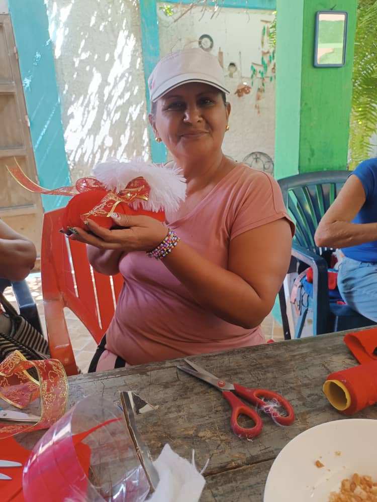 Círculo de Abuelos "Eterna Juventud" promueve la integración a través de la artesanía navideña.
