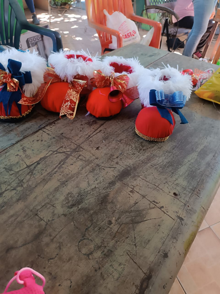 Círculo de Abuelos "Eterna Juventud" promueve la integración a través de la artesanía navideña.