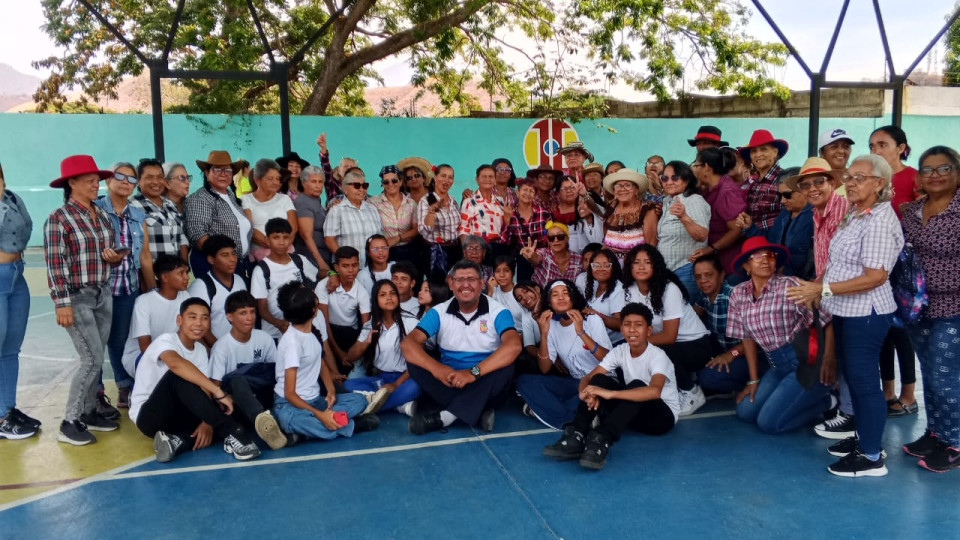 Estudiantes de la E.T.R. Alfredo Pietri protagonizan encuentro generacional en la comunidad El Remate