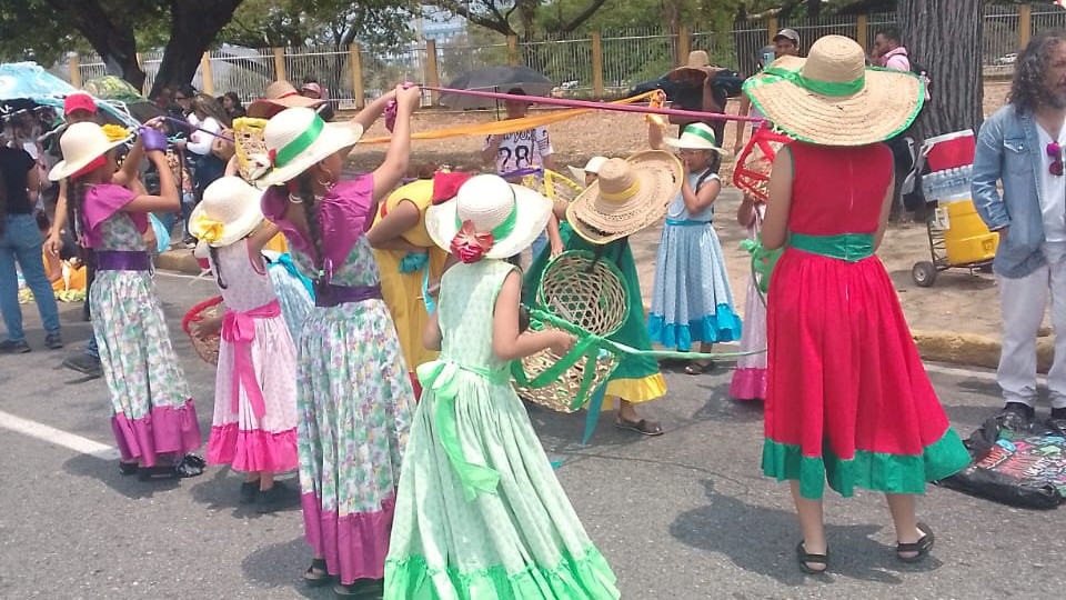 Escuela de Danzas San Vicente "Maestro Pablo Prazuela" enaltece el folclore en las Ferias de San José