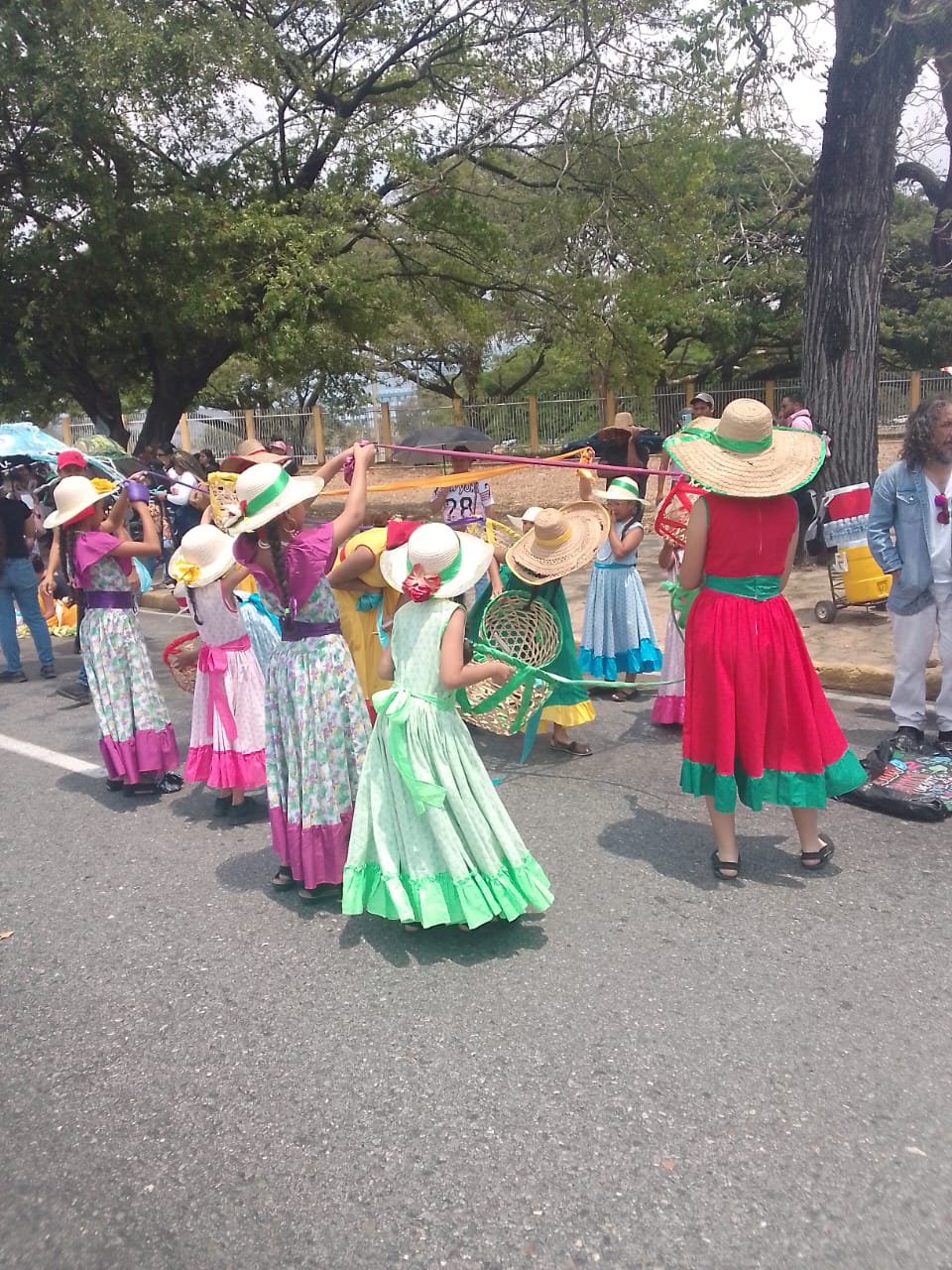 Escuela de Danzas San Vicente "Maestro Pablo Prazuela" enaltece el folclore en las Ferias de San José